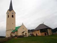 Die Pfarrkirche Stein im Jauntal,  / Kamen v Podjuni, geweiht dem Hl. Laurentius, spielt in den Erinnerungen von Anni eine Rolle.  © wikipedia         