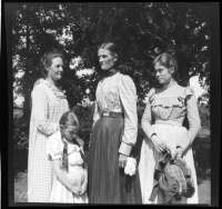 Bessie Allen mit Jeennie Lee, Mrs. Allen, Jerusha Allen, Marshall, Texas. 1899/1900. Fotografie. Gabriele Münterund Johannes Eicher-Stiftung, München. 