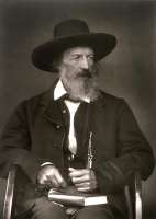Alfred Tennyson, 1. Baron Tennyson. Einen der Gedichtbände hat Frank im Reisegepäck. © Wikipedia
