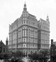 Das Ansonia Appartement-Haus, in dem die erfundene Figur Kitomi Ito wohnt. Yoko Ono (* 1933), das Vorbild, wohnt nicht weit entfernt, im Dakota House, in einer der teuersten Wohnungen von New York City. © gemeinfrei