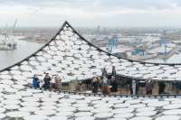 Von der Terrasse aus der Elbphilharmonie aufs Dach zu steigen, ist verboten. Doch die kleine Tafel kann Cheng nicht aufhalten. © Iwan Baan