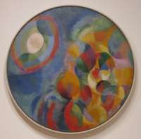 Das Muster auf dem Dach der Elfie erinnert Cheng an die Delaunays, Robert und Sonia. Die Abbildung zeigt ein Werk von Robert Delaunay: 1912 / 13 hat er das gleichzeitige Erscheinen von Sonne und Mond am Himmel gemalt: Soleil Lune Simultané. Auch so eine Dazzle Camouflage. © wikipedia   