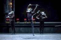Der  Rattenkönig in Christian Spucks Ballett vom  „Nussknacker“. Böse, aber nicht so grausig wie die im Roman wiederholt geschilderte Invasion echter Ratten. Foto: Gregory Batardo / Opernhaus Zürich