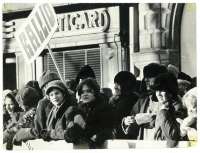  1968: Pirkko (mitte) mit ihren Schulkamerad*innen beim traditionellen Matura-Umzug durch die Stadt. © Privat / Klett-Cotta