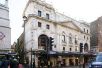 Das Wyndhams Theatre, an der Charing Cross Road, wurde 1899 erbaut, gleich neben dem New Theatre und mit diesem durch einen geheimen Gang verbunden. 2006 wurde das New Theatre, ebenfalls im Besitz von Sir Charles Windham, in Noël Coward Theatre umbenannt. © wikipedia