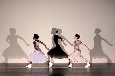 Zwei Tänzerinnen, viele Schatten und die Verschiebung der Phasen.