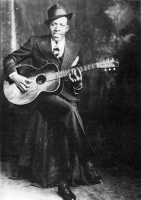  Robert Johnson, Schöpfer des  „Walkin` Blues“, aufgenommen  um 1936© 1989 Delta Haze Corporation.[2] The photograph was taken in 1936 by the Hooks Brothers Photographers studio, owned by Henry and Robert Hooks, located on Beale Street in Memphis / wikipedia