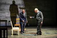 Kentridge probtmit dem Darsteller die letzte Szene der Oper: Wie fällt man wenn der Sessel auenander bricht. © Studio Kentridge  stdio