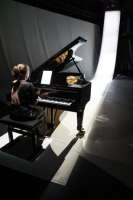 Pianistin Cathy Krier spielt Etüden von György Ligeti, die Company Making Dance ist auf der großen Bühne im Congress. © Bohumil Kostohryz