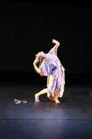 Rebecca Pichler fast in Schräglage. Ihre Choreografie nennt sie: „Die leichte Schwierigkeit“.
