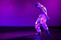 Lea Karnutsch in ihrer Choreografie: „process of a braced wound healing“.