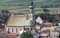 Seit 1303 hat die Tiroler Stadt Hall das Stadtrecht. Das Bild zeigt die Stadtpfarrkirche. © Stadtmarketing