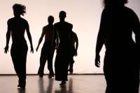 Taoufiq Izeddiou: «Hmadcha», dem Thema entsprechend tanzen nur Männer. © Agnes Mellon 