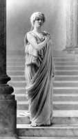 Mary Anderson, 1887 als zu Stein gewordene Hermione im Schauspiel „The Winter's Tale“  © Henry Van der Weyde / wikipedia
