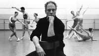  Merce Cunningham in einer Probe von „Summerspace“ mit dem New York City Ballet. Foto © Martha Swope / wikipedia