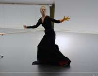 Die Tänzerin und Choreografin Carolyn Carlson  im Ballettsaal. ©  Ausschnitt aus der Dokumentation von Damian Pettigrew / TDF 2022