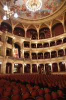 Der prächtige Zuschauerraum der Ungarischen Staatsoper in Budapest, eröffnet 1884. © wikipedia