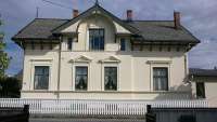  Dr.Holmsvei 9; das Elternhaus von Anne Holt im Stadtteil Nanset von Larvik. © Morten Bakkeli / wikipedia