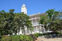 Beit al Ajaib, das  Haus der Wunder. In Stone Town 1883 erbaut für den Sultan von Oman. Der ließ das Gebäude als erstes in Ostafrika mit elektrischem Strom ausstatten, sodass er auch einen Aufzug benützen konnte. © wikimedia
