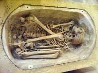Chris und Tony konnten nicht in den Sarg schauen, weil der Deckel zu schwer war. Im Bild ist ein minoischer Sarg aus dem Archäologischen Museum in Heraklion auf Kreta. © Agon S. Buchholz /