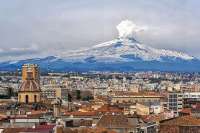 Catania mit dem Ätna im Hintergrund, die Geburtsstadt des Autors. © gemeinfrei / wikipedia