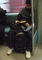 Lesende in der U-Bahn, Berlin. © Olaf Simons / wikipedia