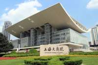 Das Grand Theatre in Shanghai, entstanden 1994–1998. Hier werden saubere Spiele verantsaltet. © coolcaesar / wikipedia