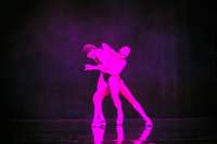 Umarmung oder Gerangel im Dunkeln? „Silent Lovers“ in jedem Fall.