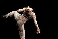 Auch in „Memoryhouse“ zeigen die Tänzer ihr akrobatisches Können. 