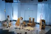 Mops macht, was Hunde so machen: ein Chaos. Otto ist hilflos. (Mona Matbou Riahi, Emmy Steiner) 