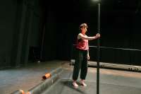 Daphna und der Stab, doch es wird kein Poledance. 