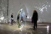  Im Foyer stellt Hedjleh Ahoo Maher ihre Skulptur „A Journey Through Maternity and Mortality“ aus. © Nazanin Mehraein