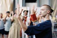 Auf dem Imperial Ball von S. L. Cherkaoui tanzt das Ballett des Grand Thíâtre de Genève.