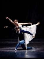 Eine berühmte Arabesque im 2. Akt von „Giselle“ :  Davide Dato , reuiger Albrecht, Cassandra Trenary, zur Willi gewordene Giselle.