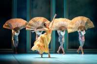 Die jungen Garçons umschwärmen die junge, modebewusste Königin , deren Lieblingsfarbe hoffentlich nicht gelb ist. .