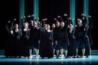 Das Ensemble steht am Ende für die Enthauptung Marie-Antoinettes.