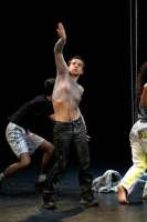 Catol Teixeira, Tänzer und Choreograf, beschäftigt sich mit der Brandung als Zone des Übergangs. 