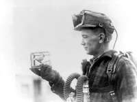 Ein Bergarbeiter mit einem kleinen Käfig mit einem Kanarienvogel, der 1928 zum Testen auf Kohlenmonoxidgas verwendet wurde. © gemeinfrai / wikipedia