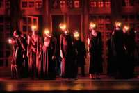 Im Mittelteil, einem nächtlichen, japanischen Akt, tauchen Gespensster mit glühenden Augen auf.