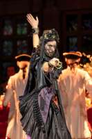 uch die griechische Göttin der Rache, Nemesis, wandelt wischen Ost und West.