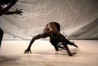 Choreograf und Tänzer Yusuf mischt afrikanischen mit zeitgenpsssichem westlichen Tanz.