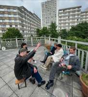 ProdctionXx: Teambesprechung auf der Terrasse. 