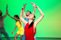 Eines der Module, die die Choreografin in der Musik gefunden hat, besteht ihn hochgereckten Armen. 
