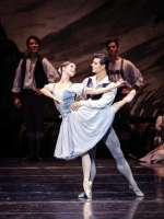 Giselle tändelt mit Herzog Albrecht (Cassandra Trenary,  Davide Dato)