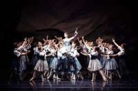 Giselle wird zur Winzerkönigin ernannt. (Trenary mit dme Ensemble)