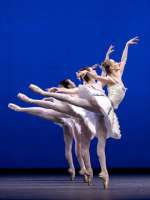 Balanchine: „Divertimento“ Alisha Brach mit dem Damensensemble.
