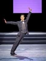 Davide Dato, außer Rand und Band, als gemscheidiger Ulrich.