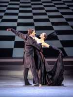 Die maskierte Bella wird von ihremEhemann nicht erkannt. /(Olga Esina, Timoor Afshar)