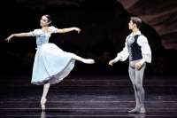 Giselle und Albrecht (laura Fernandez Gromova, António Casalinho): Ein frisch-fröhliches Liebespaar.