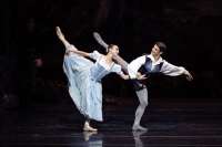 Laura Fernandez Gromova (Giselle) und António Casalinho (Herzgog Albrecht) bgeistern im ersten Akt.